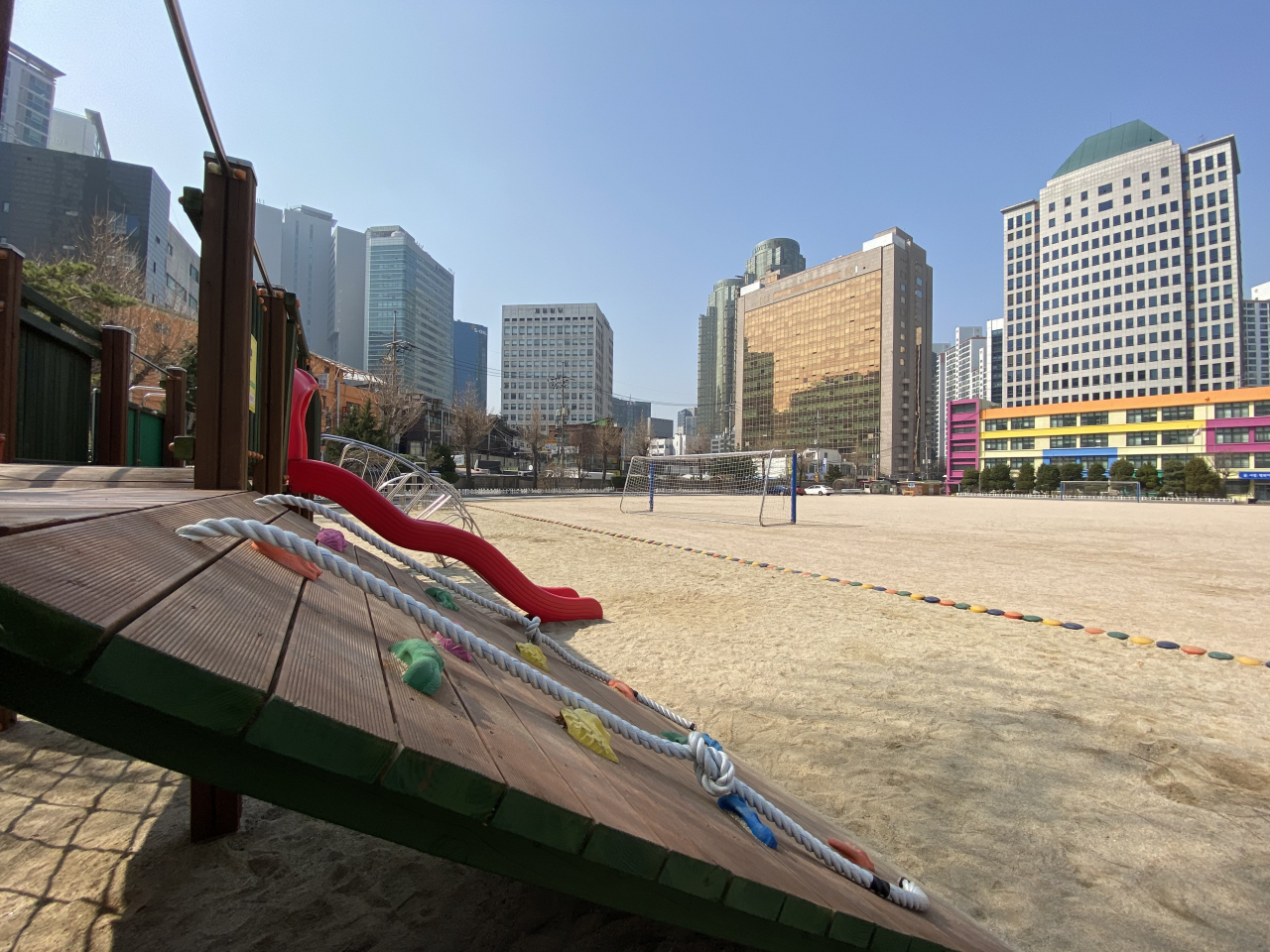 지난 10일 서울 마포구의 한 초등학교. 점심시간임에도 운동장에서 노는 학생들을 찾아볼 수 없다. 신주희 기자