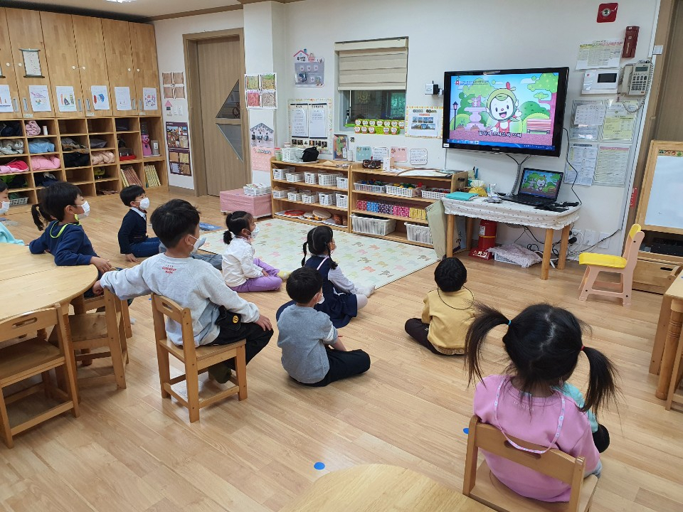 교육영상 키트를 시청하는 어린이들 모습[수원시 제공]