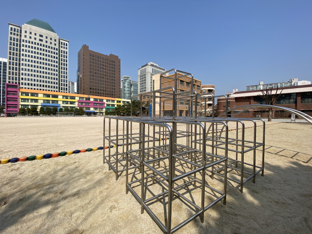 지난 10일 오후 12시께 서울 마포구의 한 초등학교. 점심시간임에도 운동장에서 노는 학생들을 찾아볼 수 없다. 신주희 기자 / joohee@herladcorp.com