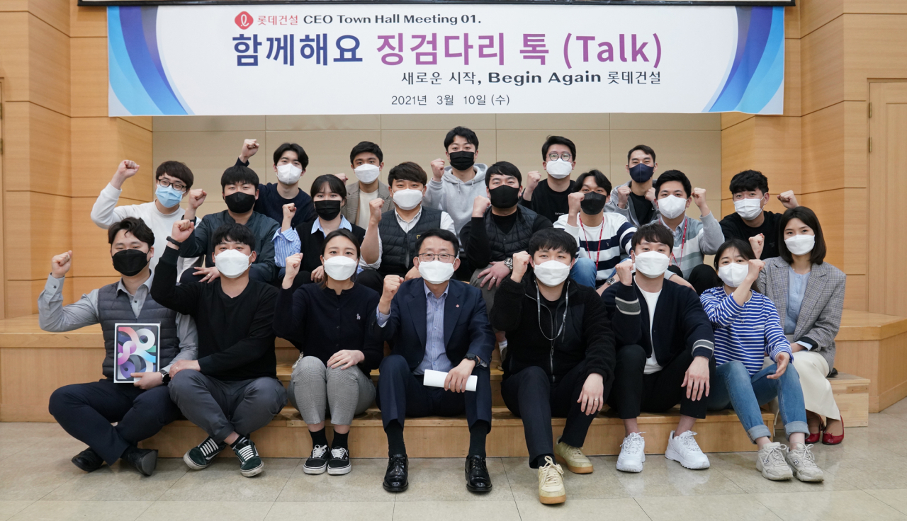 롯데건설 하석주 대표이사(첫 번째 줄 왼쪽 네번째)와 주니어보드 구성원들.[롯데건설 제공]