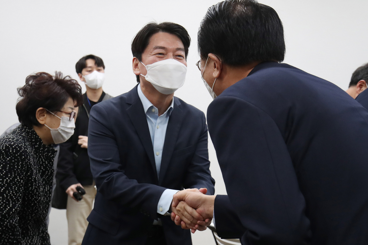국민의당 서울시장 후보인 안철수 대표가 11일 오후 서울 마포구 현대빌딩에서 열린 '더 좋은 세상으로(마포포럼)' 세미나에서 인사하고 있다. [국회사진기자단]