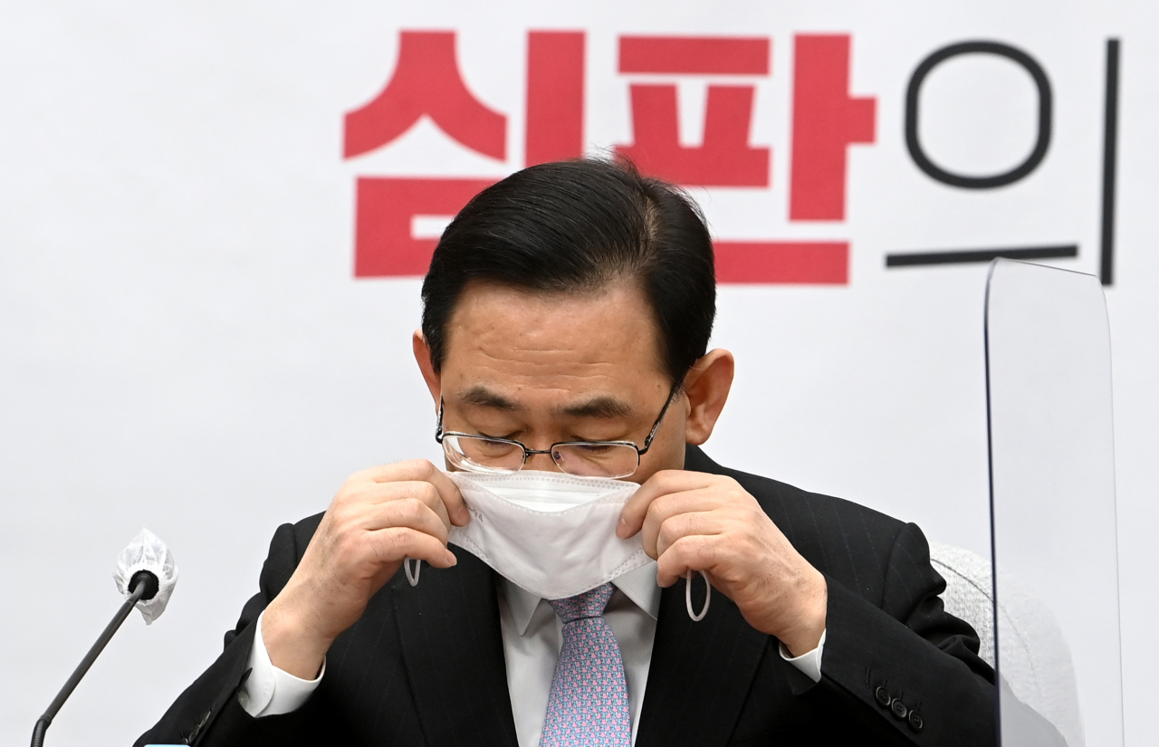 주호영 국민의힘 원내대표가 12일 오전 국회에서 열린 원내대책회의에서 마스크를 고쳐쓰고 있다. [연합]