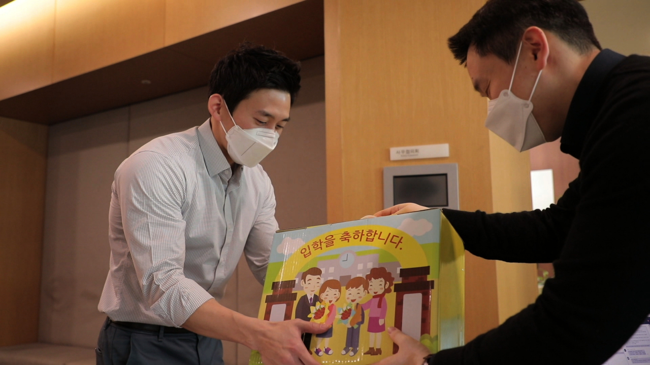 삼성엔지니어링 한 임직원이 자녀의 입학 선물을 전달받고 있다. [삼성엔지니어링 제공]