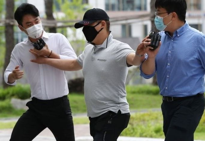 구급차를 막아 이송 중인 환자를 숨지게 한 혐의를 받는 택시기사 최모(가운데) 씨가 지난해 7월 서울동부지법에서 열린 영장실질심사에 출석하고 있는 모습. [연합]