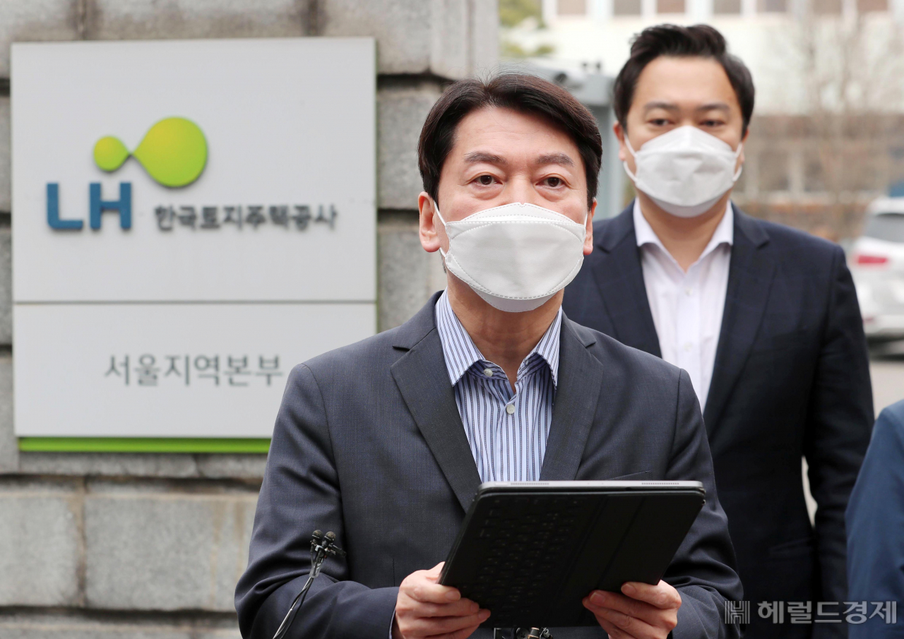 [헤럴드경제=이상섭 기자] 안철수 국민의당 대표가 12일 오전 LH신도시 투기 사태와 관련해 서울 강남구 선릉로 LH서울지역본부 앞에서 기자회견을 하고 있다. babtong@heraldcorp.com