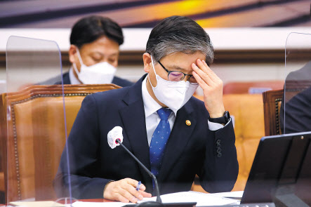 변창흠 국토교통부 장관이 9일 국회에서 열린 국토교통위원회 전체회의에서 출석하고 있다. [연합]