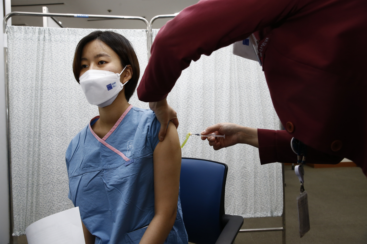 지난 10일 오후 경기 북부 신종 코로나바이러스 감염증(코로나19) 거점 전담병원인 경기 고양 국민건강보험공단 일산병원에서 코로나 전담병원 의료진과 종사자에 대한 코로나19 예방접종이 진행되고 있다. [연합]