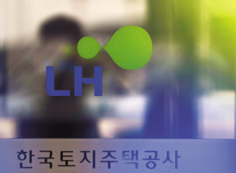 경남 진주시 충무공동 한국토지주택공사(LH) 본사에서 사람이 이동하고 있다. [연합]