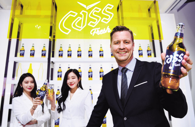 오비맥주가 투명병, 원재료, ‘변온잉크’ 온도센서, 콜드브루 등 제품 주요 요소에 혁신적 변화를 도입한 ‘올 뉴 카스(All New Cass)’ 출시했다. 오비맥주 배하준 사장이 12일 서울시 서초구 소재 세빛섬 플로팅아일랜드에서 ‘올 뉴 카스’를 처음 선보이는 기자 간담회에서 모델들과 함께 새롭게 탄생한 카스를 손에 들고 포즈를 취하고 있다. 박해묵 기자