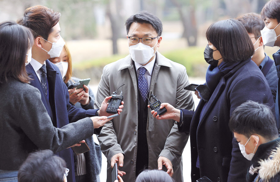 김진욱 고위공직자범죄수사처장이 12일 오전 정부과천청사로 출근하며 취재진 질문에 답하고 있다. [연합]
