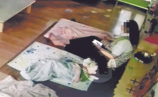 지난해 9월 8일 서울 동작구 신대방동의 한 구립 어린이집에서 교사 최모 씨가 잠이 들지 못하는 3세 남아 A군의 얼굴을 손으로 누르고 있다. [제보자 제공]
