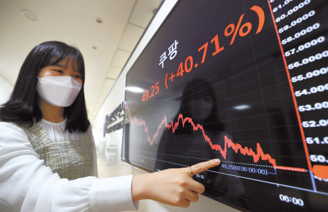 12일 오전 서울 종로구 연합인포맥스에 설치된 스크린에 뉴욕증권거래소(NYSE)에 상장된 쿠팡 주식 가격 그래프가 표시돼 있다. 11일 미국 뉴욕증권거래소(NYSE)에 상장된 쿠팡 주식이 공모가인 35달러에서 40.71%(14.25달러) 오른 49.25달러에 거래를 마감했다. [연합]