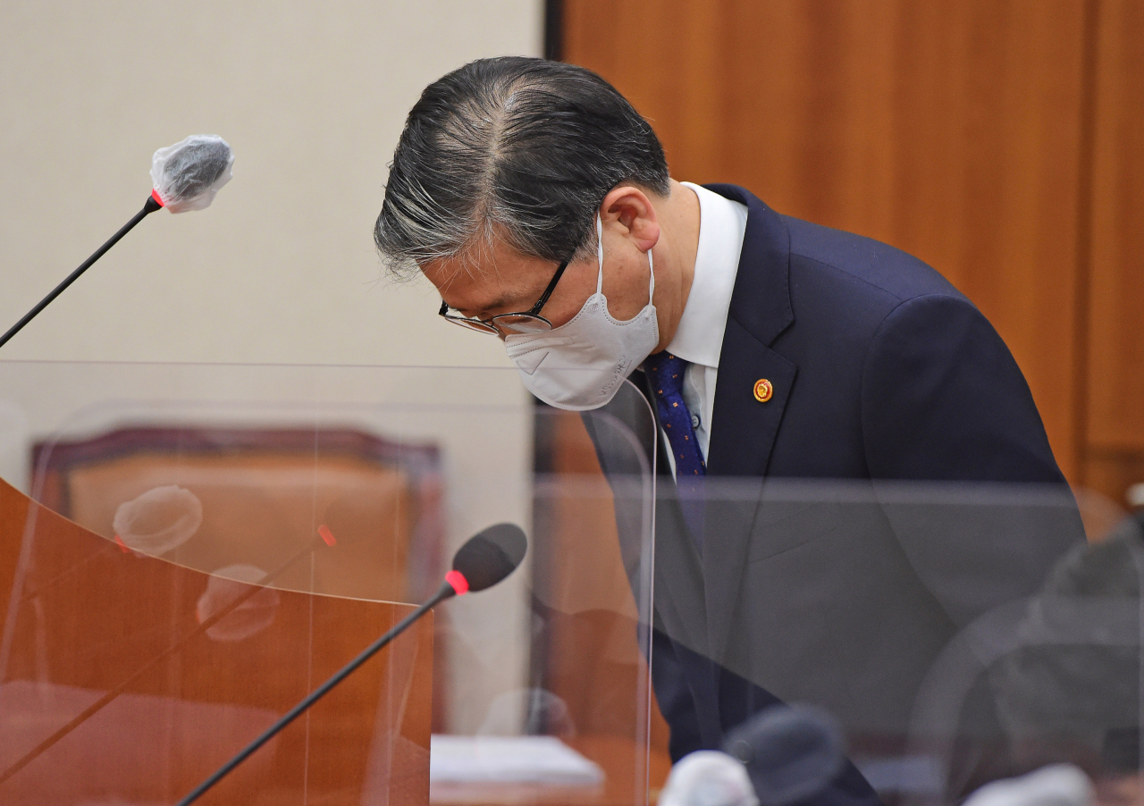 변창흠 국토교통부 장관이 12일 국회에서 열린 국토교통위원회 전체회의에 참석, 고개숙여 인사하고 있다. [연합뉴스]