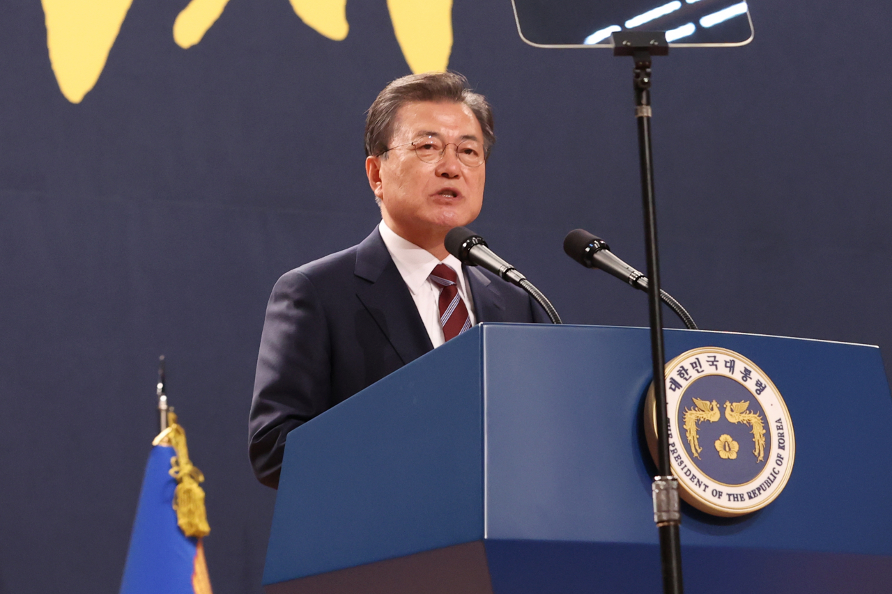 문재인 대통령이 12일 오후 충남 아산시 경찰대학에서 열린 신임 경찰 경위·경감 임용식에 참석, 축사하고 있다. [연합]