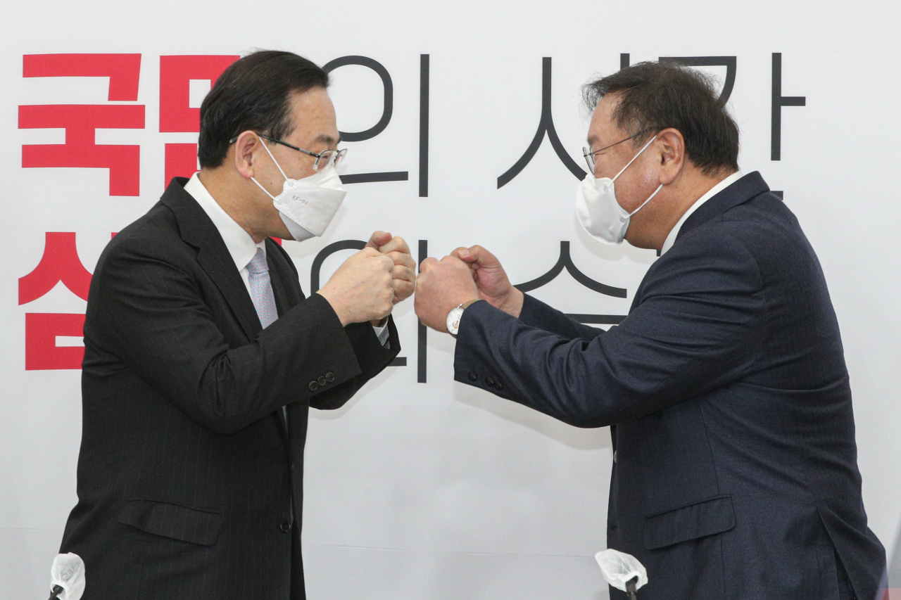 김태년 더불어민주당 당대표 직무대행(오른쪽)과 주호영 국민의힘 원내대표가 12일 서울 여의도 국회에서 원내대표 회동을 하고 있다. [연합]