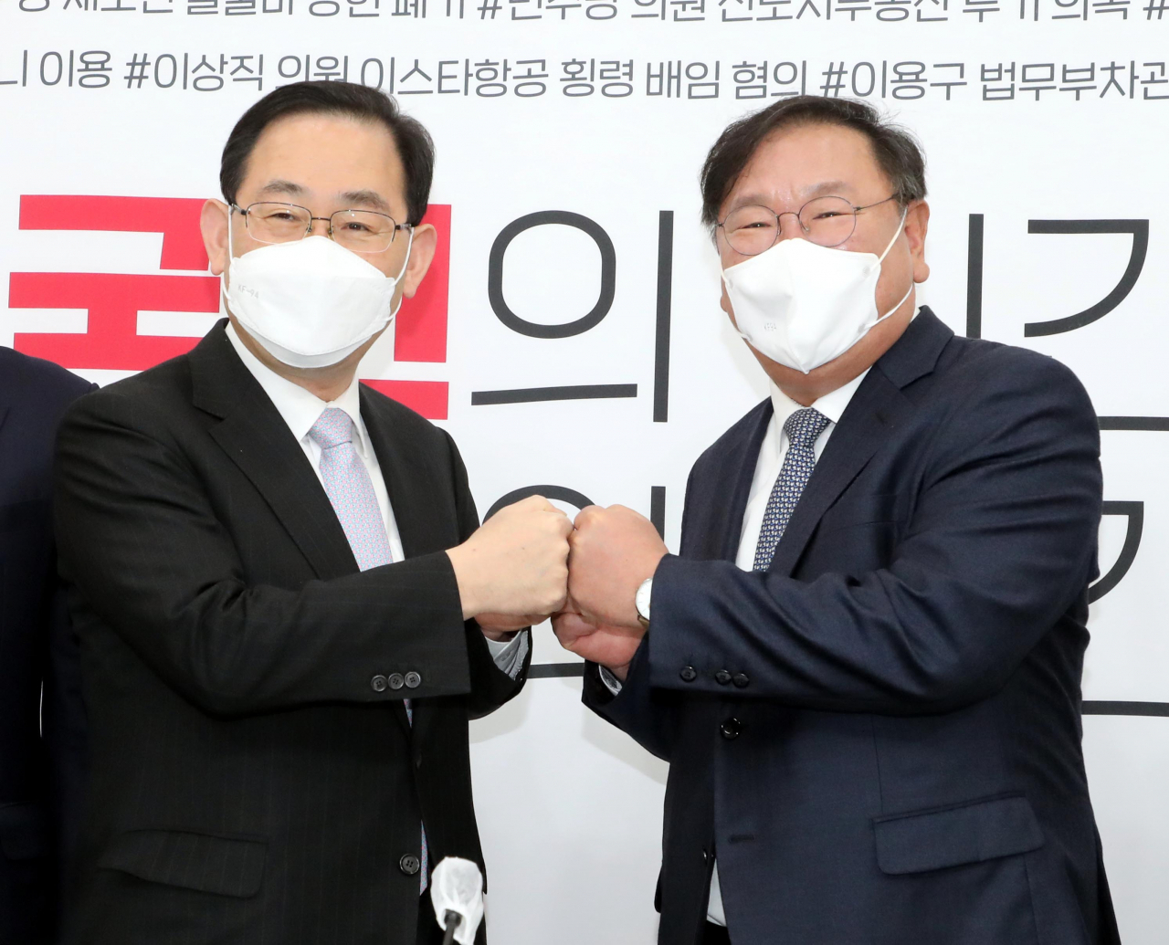 김태년 더불어민주당 원내대표(오른쪽)와 주호영 국민의힘 원내대표가 12일 오전 서울 여의도 국회 국민의힘 원내대표실에서 회동, 주먹인사를 하고 있다. [연합]