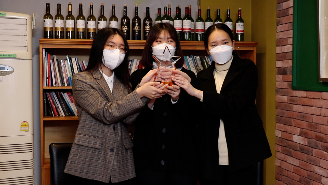 태양광 발전량 예측 AI 경진대회에서 2위를 차지한 'Dev-A'팀이 기념촬영을 하고 있다.[연구개발특구진흥재단 제공]