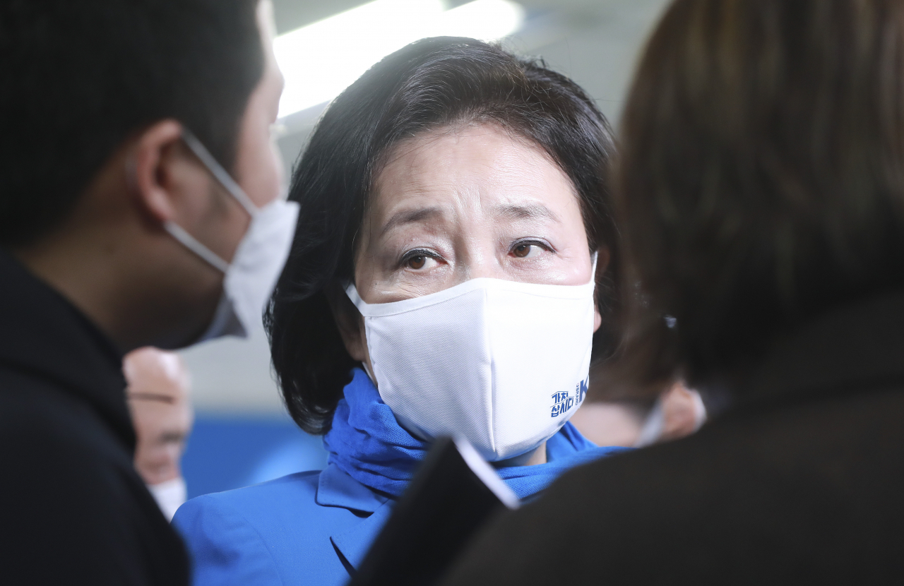 더불어민주당 박영선 서울시장 후보가 12일 오전 서울 종로구 선거 사무소에서 열린 '합니다! 박영선 선거대책위원회 출범식'을 마친 뒤 취재진 질문에 답하고 있다. [연합]