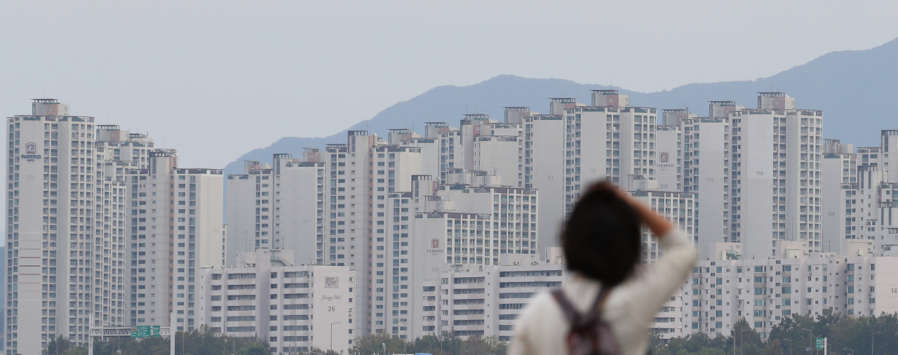 최근 아파트를 팔 때 나오는 양도차익에 대한 세금인 양도소득세를 피하기 위해 가족관계 와해까지도 감수하는 사례가 나타나고 있다. [연합]
