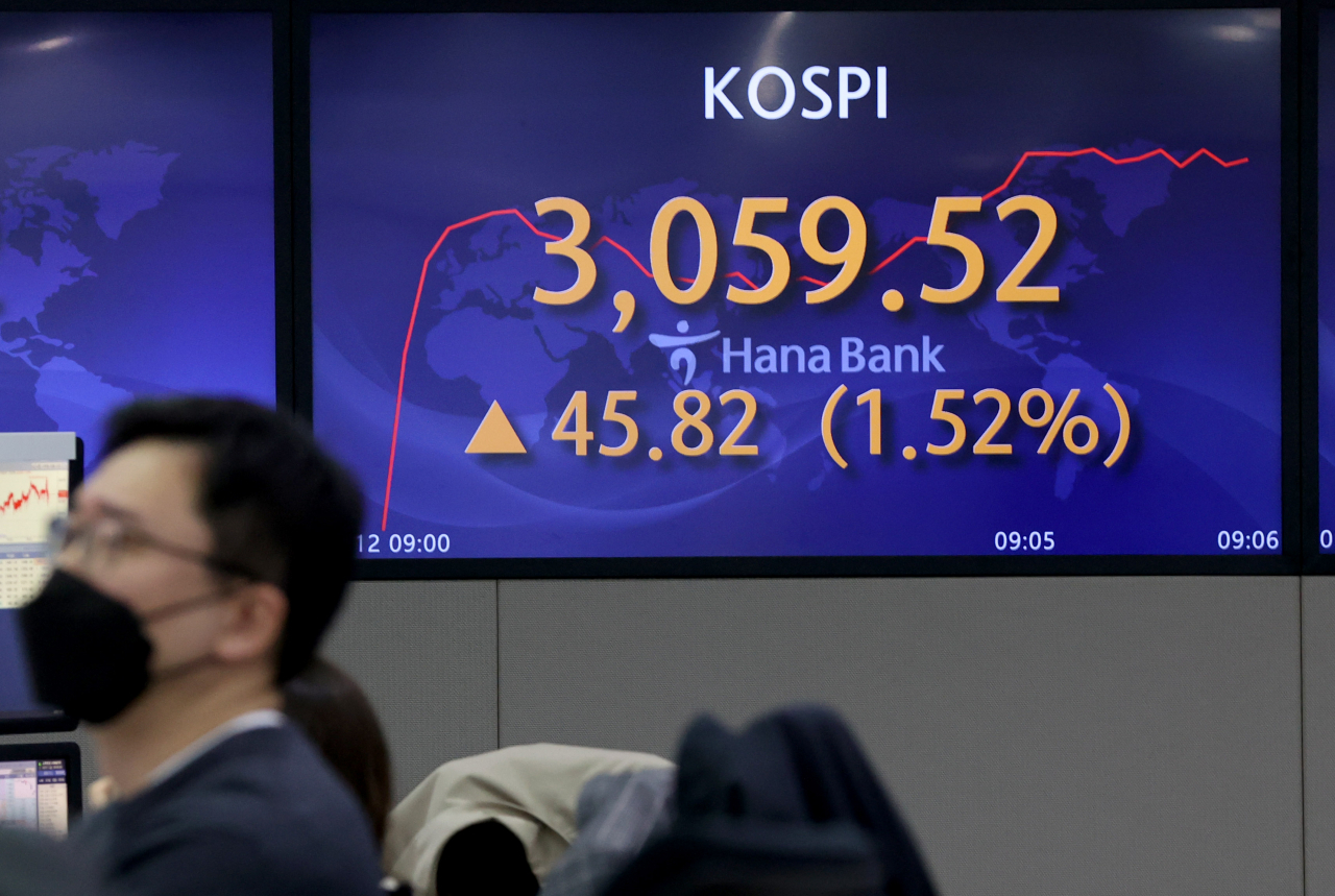 코스피가 전날보다 17.03p(0.57%) 오른 3,030.73로 시작한 12일 오전 서울 중구 하나은행 본점 딜링룸에서 딜러들이 업무를 보고 있다. 이날 원/달러 환율은 4.9원 내린 1,131.0원, 코스닥은 2.40p(0.26%) 오른 910.41로 개장했다. 연합뉴스