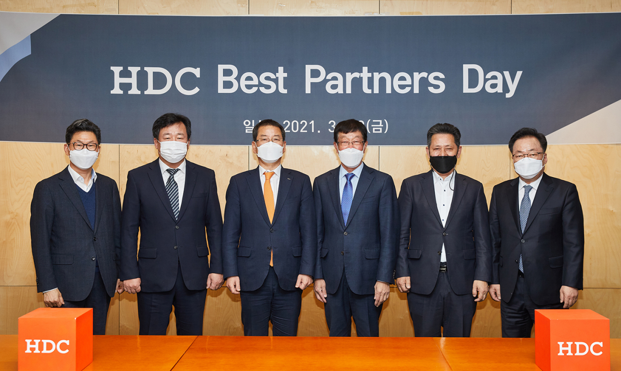 HDC현대산업개발은 12일 서울 용산구 본사에서 ‘베스트 파트너스 데이’를 열고 우수협력사 5곳에 표창장을 수여했다. 왼쪽부터 안장열 씨이에프건설 대표, 정재문 신보 대표, 권순호 HDC현대산업개발 대표이사, 강한식 윤주건설 대표, 황기만 세아건설 대표, 김원열 무경설비 대표. [HDC현대산업개발 제공]
