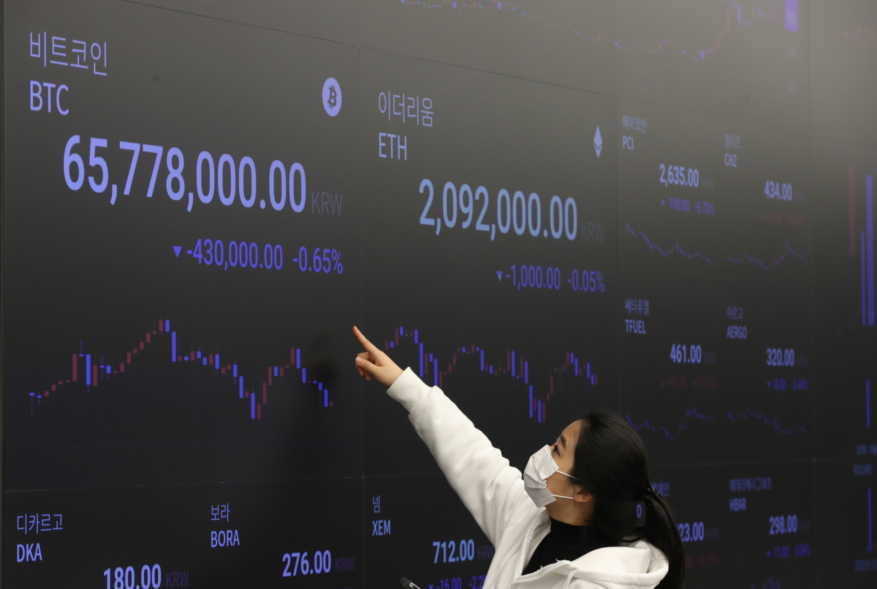 12일 오전 서울 강남구 가상자산 거래소 업비트 라운지 시세 전광판에 비트코인 시세가 표시되고 있다. [연합]
