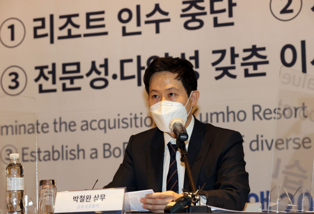 금호석유화학 경영권 분쟁에 나선 박철완 상무가 11일 오전 서울 중구 웨스틴조선호텔에서 연 기자간담회에서 금호석유화학 기업가치 제고를 위한 제안을 발표하고 있다. [연합]