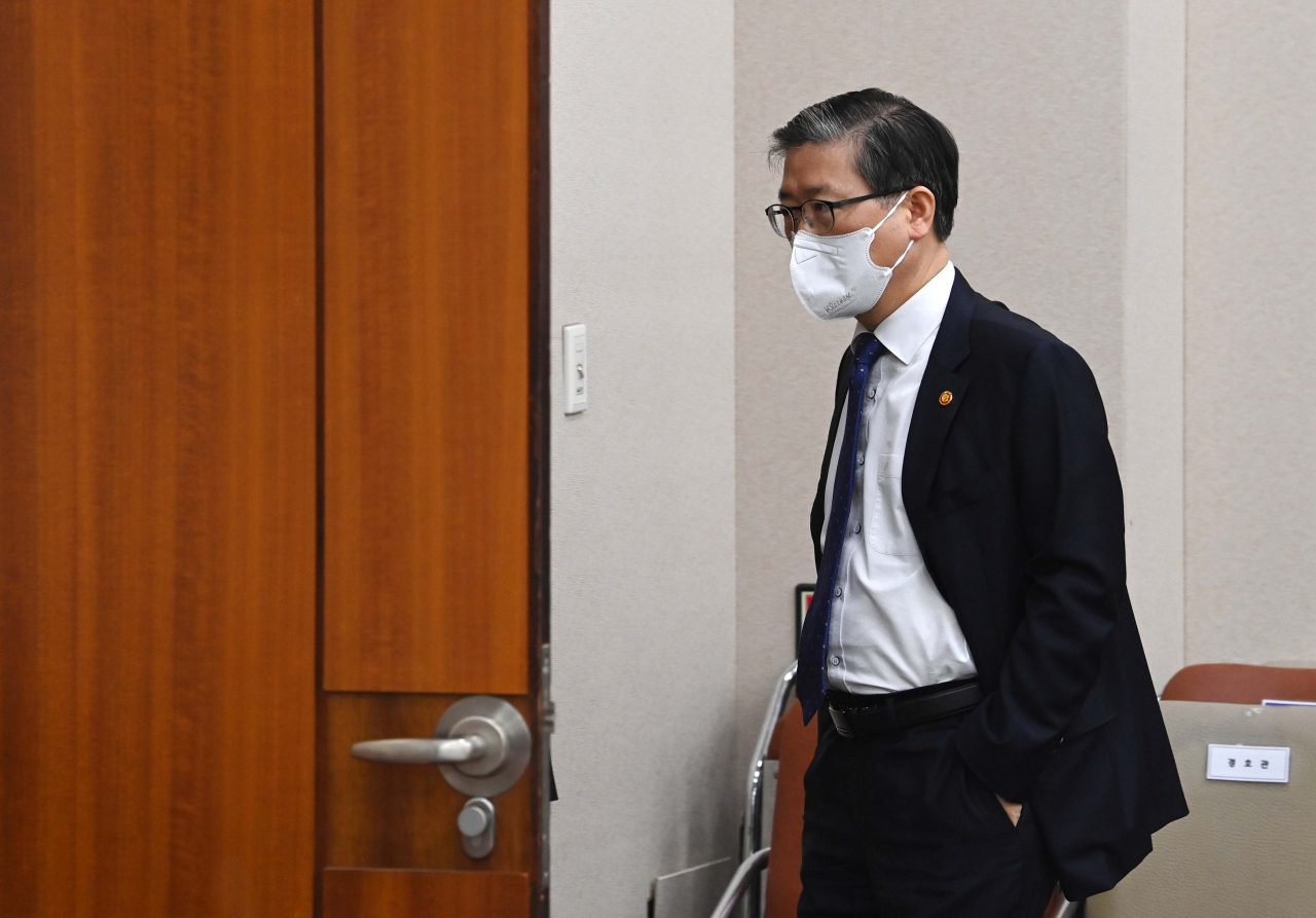 변창흠 국토교통부 장관이 12일 국회에서 열린 국토교통위원회 전체회의에서 회의실을 나가고 있다. [연합뉴스]