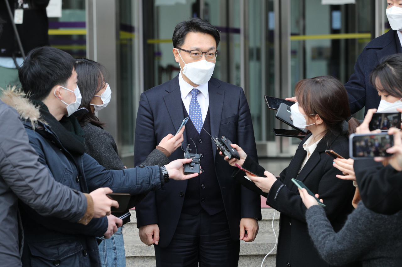 김진욱 고위공직자범죄수사처장(공수처)이 12일 오후 경기도 정부과천청사 공수처에서 인사위원회 제1차 회의를 마친 뒤 나와 브리핑하고 있다. [연합]