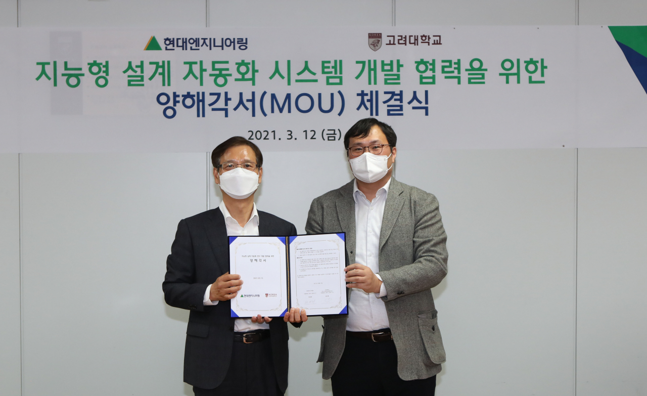 현대엔지니어링과 고려대학교가 12일 지능형 설계 자동화시스템 개발을 위한 상호협력 양해각서를 체결했다. 한대희 현대엔지니어링 엔지니어링센터장(왼쪽)과 문두환 고려대 엔지니어링정보융합 교수가 기념촬영을 하고 있다. [현대엔지니어링 제공]