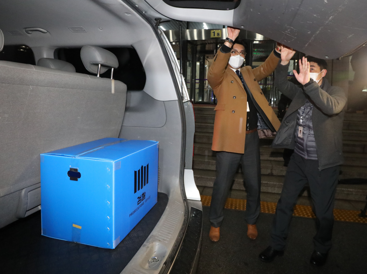 위법성 논란이 불거진 김학의 전 법무부 차관 출국금지 사건을 수사 중인 수원지방검찰청 관계자들이 지난 1월 21일 오후 정부과천청사 법무부에서 관련 압수수색을 마친 뒤 떠나고 있다. [연합뉴스]