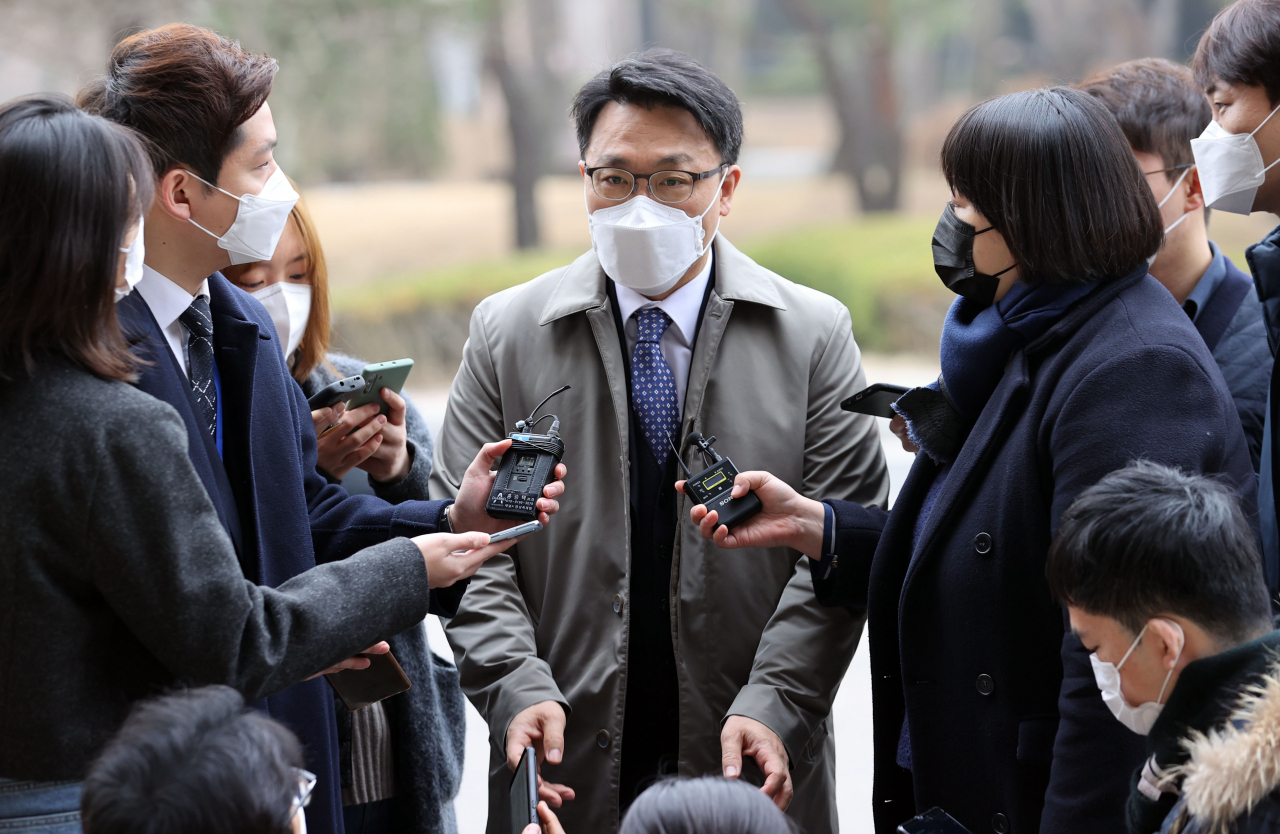 김진욱 고위공직자범죄수사처장이 12일 오전 정부과천청사로 출근하며 취재진 질문에 답하고 있다. [연합]