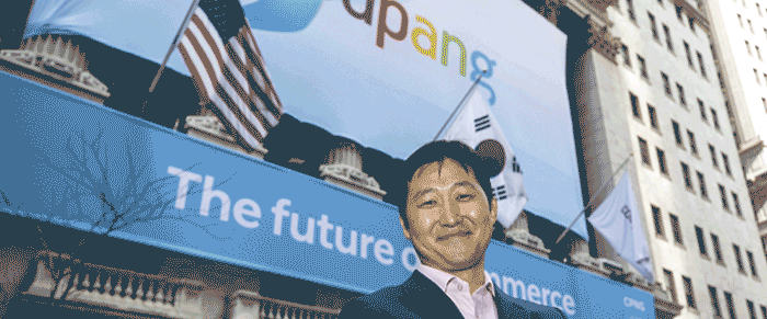 김범석 쿠팡 이사회 의장이 11일(현지시간) 미국 뉴욕증권거래소(NYSE) 앞에서 상장을 앞두고 포즈를 취하고 있다. [NYSE 제공. 연합]