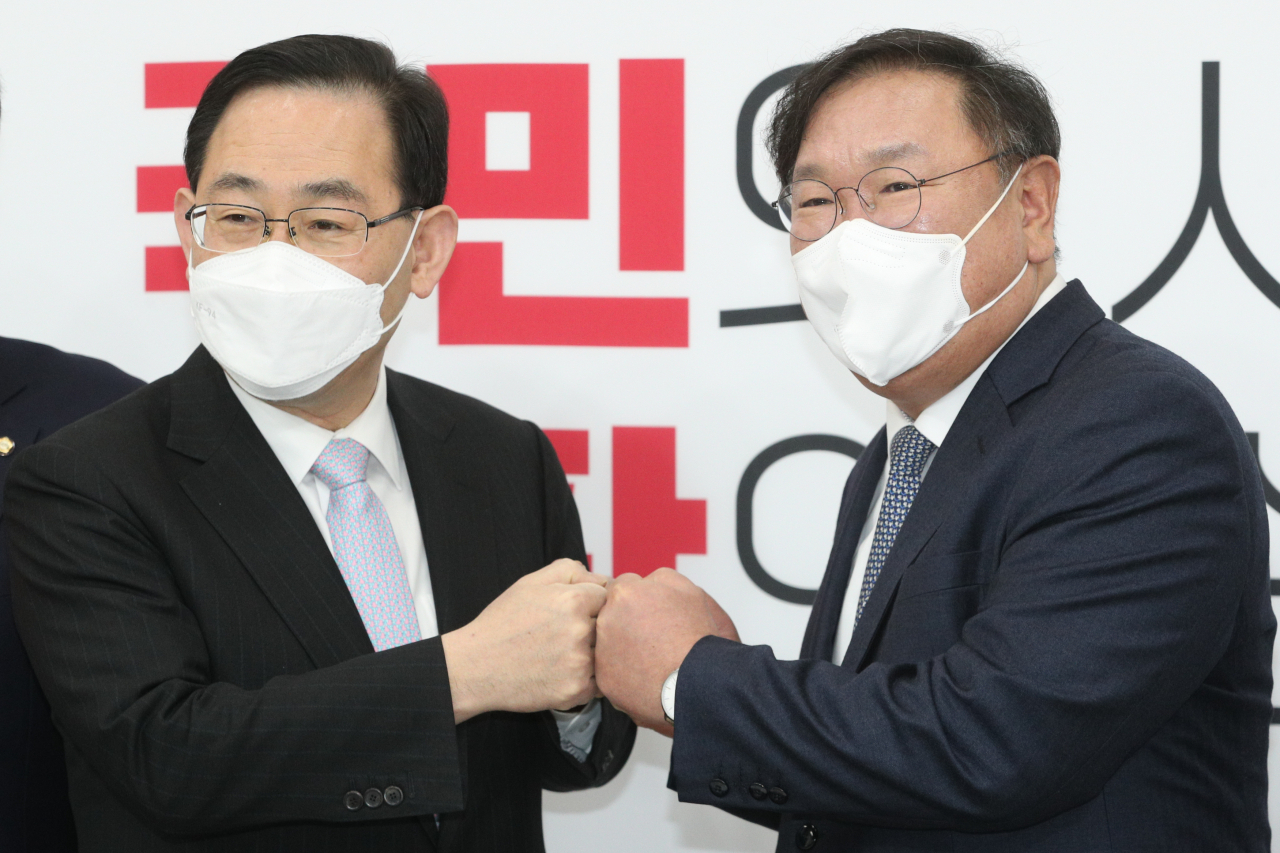 김태년 더불어민주당 당대표 직무대행(오른쪽)과 주호영 국민의힘 원내대표가 12일 서울 여의도 국회에서 원내대표 회동을 하고 있다. [연합]
