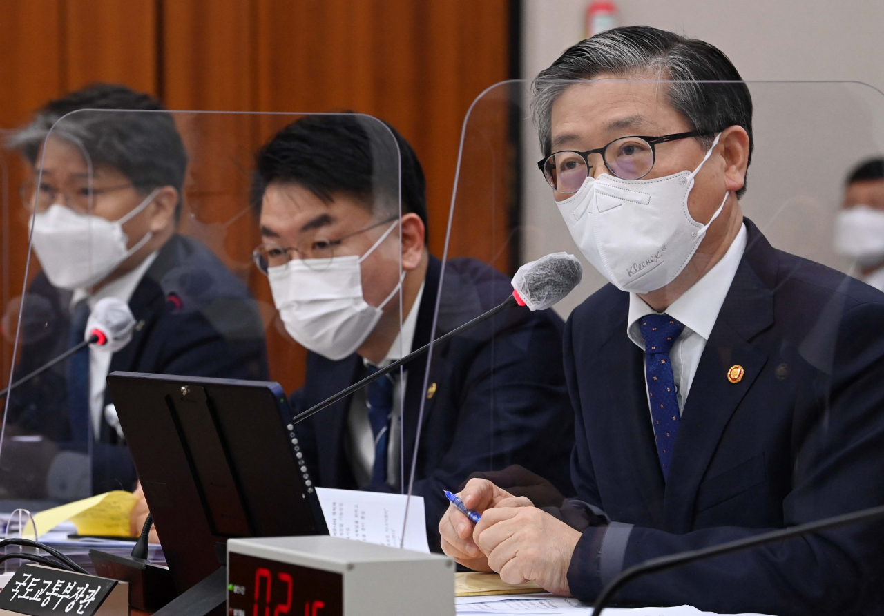 변창흠 국토교통부 장관이 12일 국회에서 열린 국토교통위원회 전체회의에서 LH 사태 관련 의원들의 질문에 답변하고 있다. [연합]