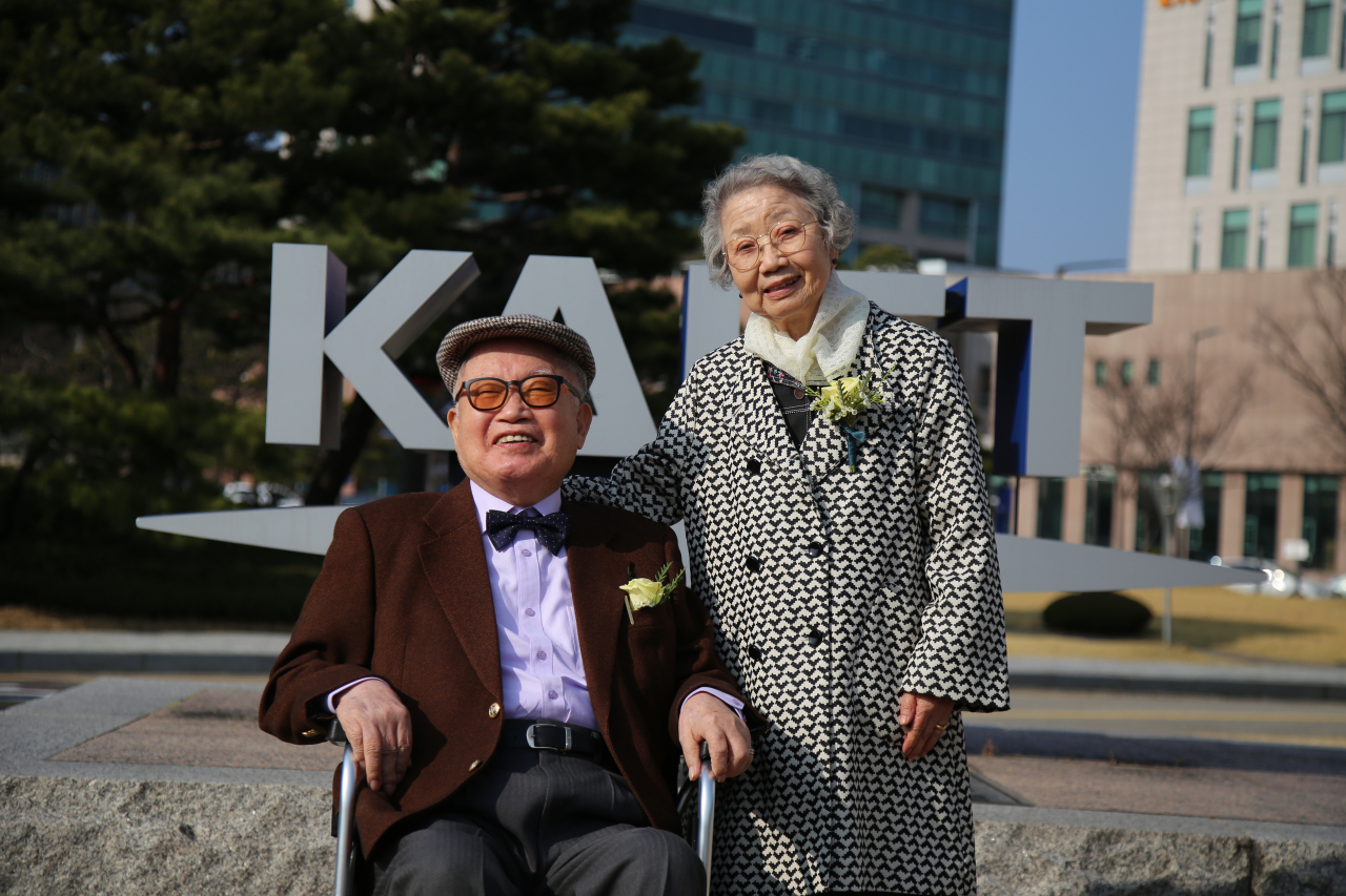 KAIST에 200억 원 상당의 부동산을 기부한 장성환·안하옥 부부.[KAIST 제공]