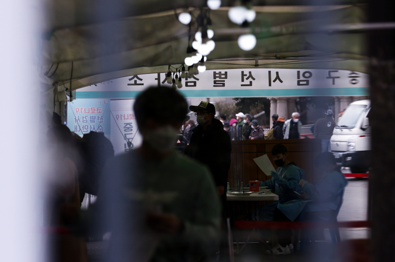 12일 서울역 광장에 마련된 임시 선별검사소를 찾은 시민들이 신종 코로나바이러스 감염증(코로나19) 검사를 받고 있다. [연합]