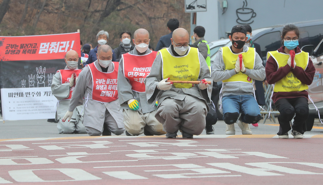12일 오후 서울 용산구 주한 미얀마대사관 앞에서 재한 미얀마인들과 조계종 사회노동위원회 소속 스님들이 미얀마 민주화를 기원하며 유엔인권위 사무실까지 오체투지 행진을 하고 있다. 연합뉴스