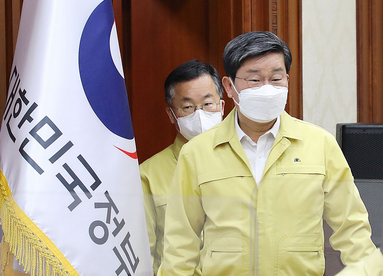 전해철 중대본 제2차장(행정안전부 장관)이 13일 오전 서울 종로구 정부서울청사에서 열린 코로나19 대응 중앙재난안전대책본부 회의에 참석하기 위해 회의실로 들어서고 있다. [연합]