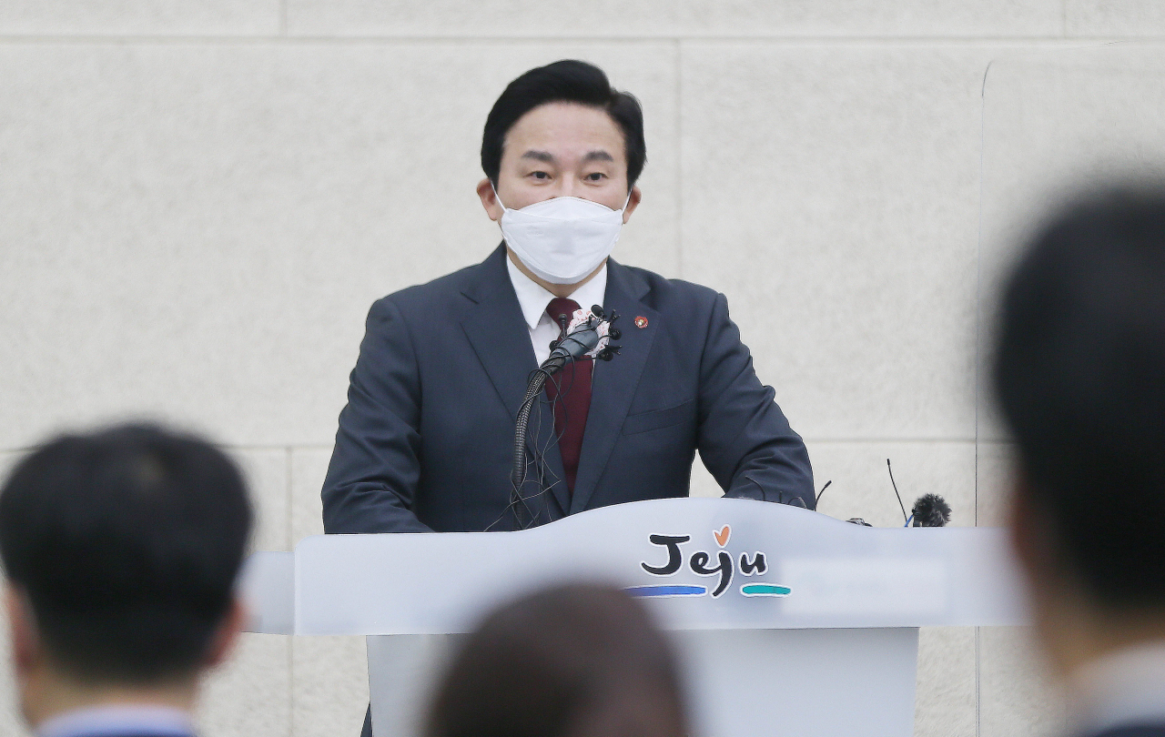 원희룡 제주도지사가 지난 10일 제주도청 탐라홀에서 지역 최대 현안인 제주 제2공항 건설에 대한 제주도의 입장을 밝히고 있다. [연합]