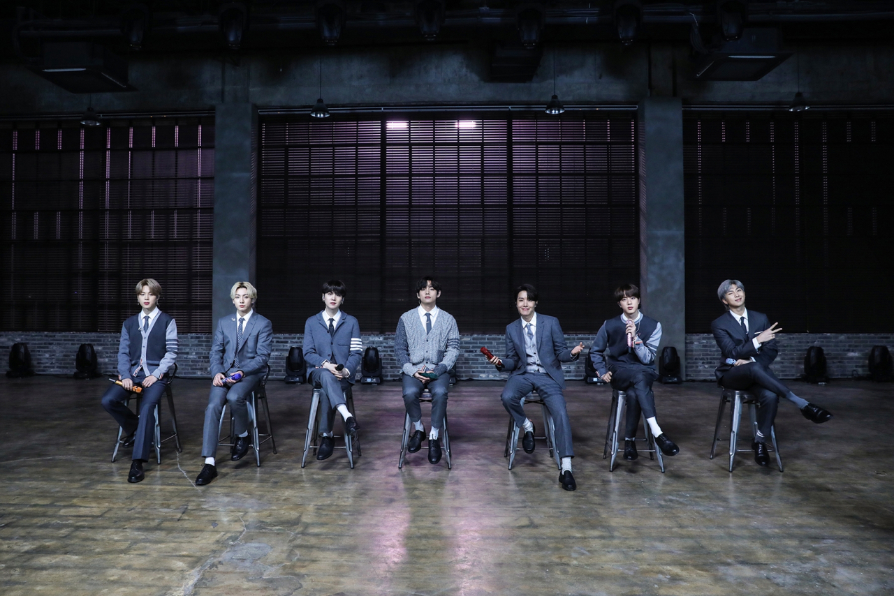 그룹 방탄소년단(BTS). 사진은 한국가수 최초로'MTV 언플러그드'(이하 언플러그드) 무대 세트장에 자리한 BTS.[연합]