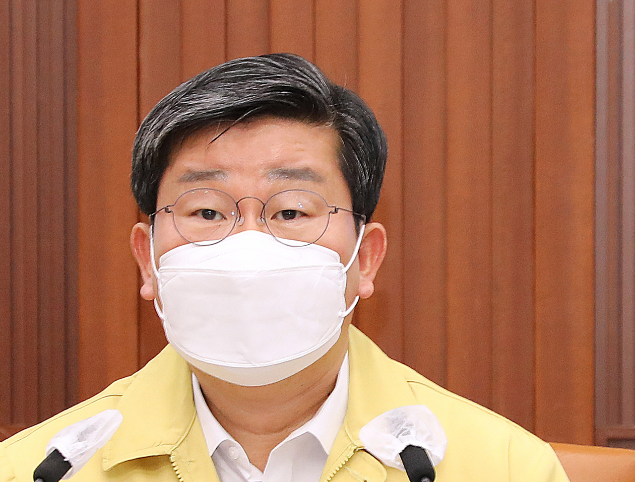 전해철 중대본 제2차장(행정안전부 장관)이 13일 오전 서울 종로구 정부서울청사에서 열린 코로나19 대응 중앙재난안전대책본부 회의에서 발언하고 있다. [연합]