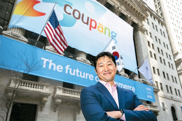 쿠팡이 미국 뉴욕증권거래소(NYSE) 상장에 성공한 가운데 김범석 쿠팡 이사회 의장이 지난 11일(현지시간) NYSE 앞에서 포즈를 취하고 있다. [연합]
