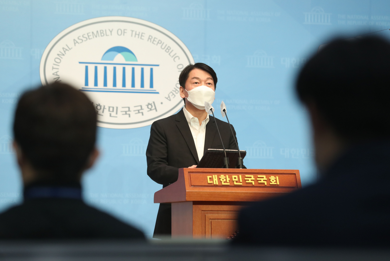 안철수 국민의당 대표가 14일 국회 소통관에서 서울시장 후보의 야권 단일화, 연립시정, 윤석열 전 검창총장 등에 대해 기자회견하고 있다. [연합]