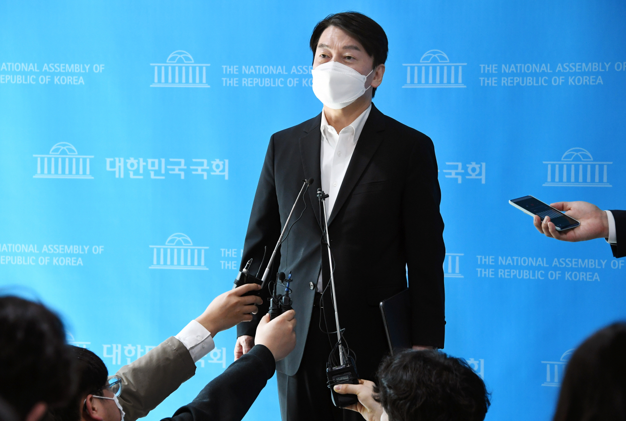 안철수 국민의당 서울시장 후보가 14일 국회 소통관에서 서울시장 후보의 야권 단일화, 연립시정, 윤석열 전 검창총장 등에 대한 취재진의 질문에 답하고 있다. [연합]