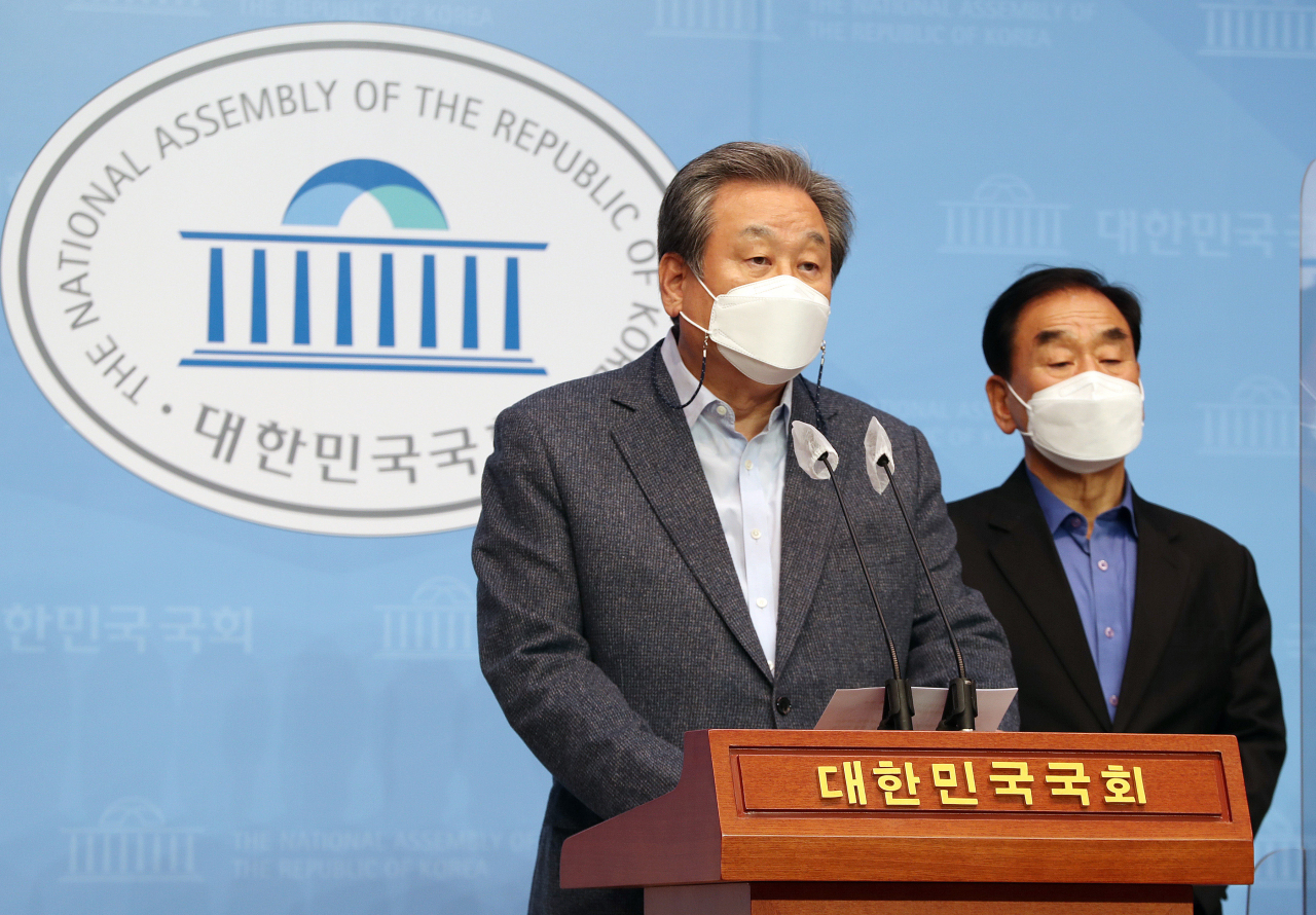 김무성(왼쪽), 이재오 전 의원이 14일 국회 소통관에서 야권 서울시장 후보의 단일화를 촉구하고 있다. [연합]