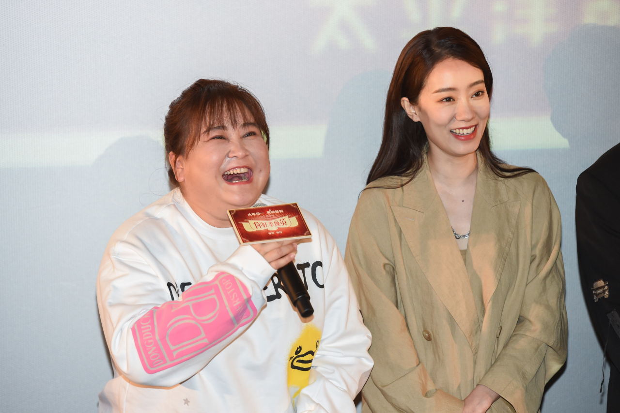 중국 극장가를 달구고 있는 '니하오, 리환잉'의 자링 감독 (왼쪽)과 리환잉 역을 맡은 장샤오페이[게티이미지]