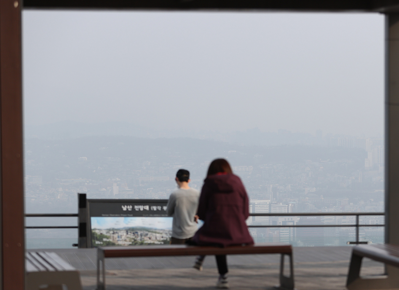 수도권 지역 등 미세먼지 농도가 '나쁨'수준을 보인 13일 오전 남산에서 바라본 도심이 뿌옇다. [연합]