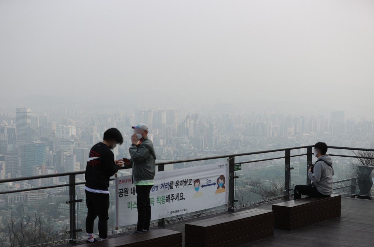 수도권 지역 등 미세먼지 농도가 '나쁨'수준을 보인 13일 오전 남산에서 바라본 도심이 뿌옇다. [연합]