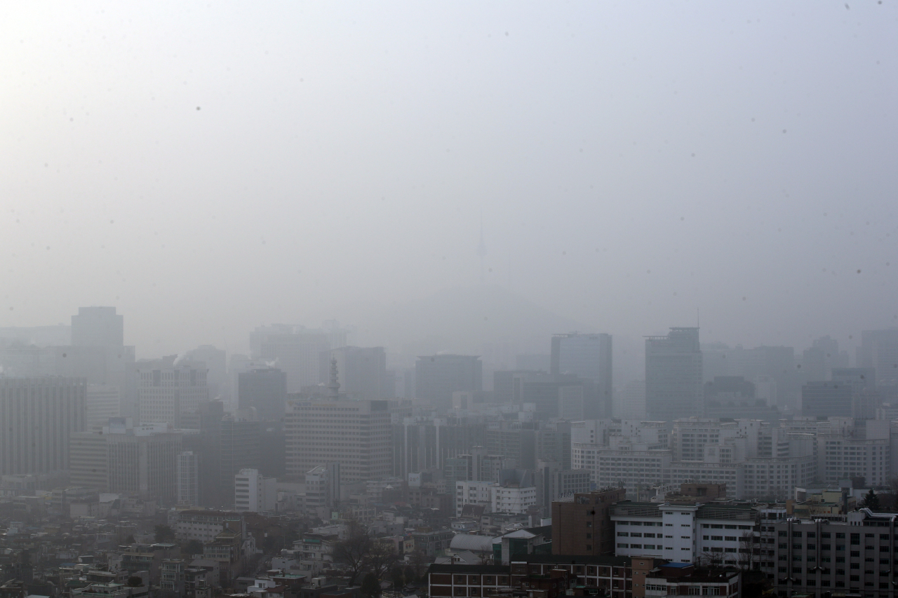 전국 곳곳 미세먼지 농도가 ‘나쁨’ 수준을 보일 것으로 예보된 15일 오전 서울 하늘이 뿌옇다. [연합]